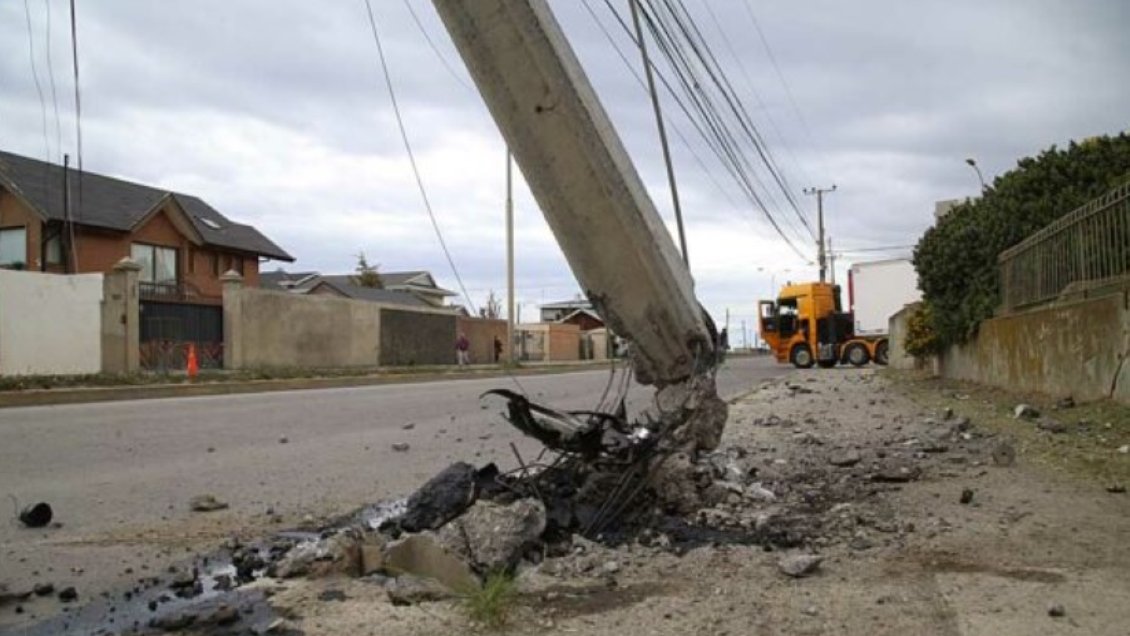 Punta Arenas: Conductor que impactó con poste de alumbrado dejó sin luz a más de 200 viviendas