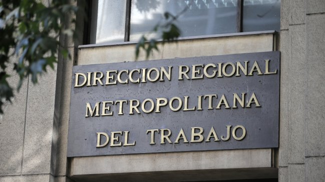 Denuncian irregular fiscalización laboral en centro médico de Providencia