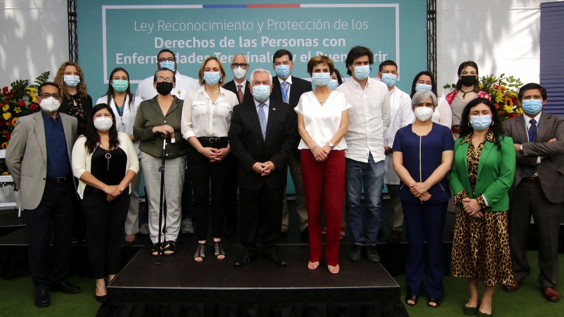 Ministro Paris presentó ley que consagra como derecho universal el acceso a los cuidados paliativos