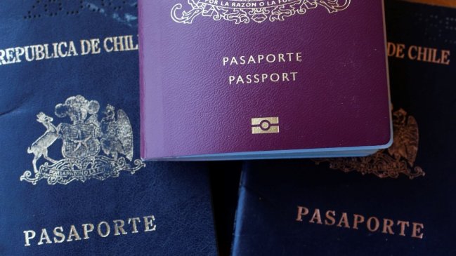  Expertos: Chile pagará un costo tras suspender licitación de pasaportes  