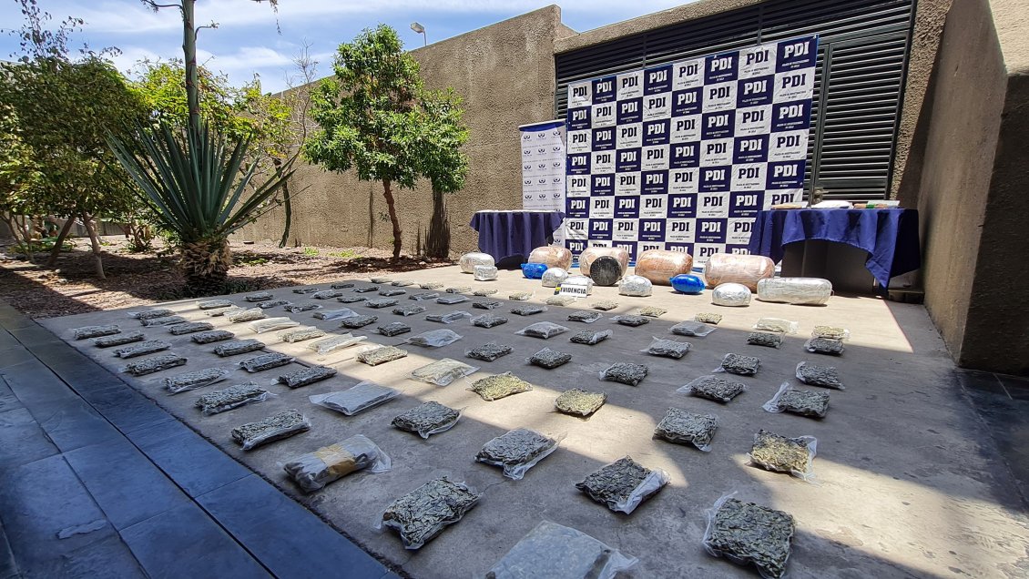 Camioneros y peonetas fueron detenidos por portar 134 kilos de droga y una granada militar