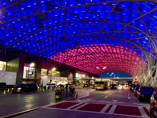 Caos y tres heridos en aeropuerto de Atlanta al dispararse un arma por accidente