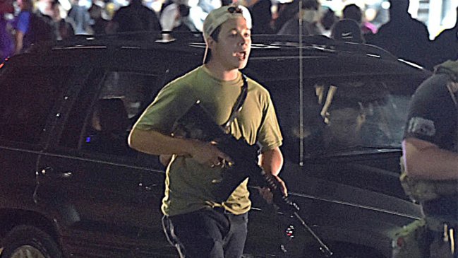 Exculpan a adolescente que mató con un rifle de asalto a dos manifestantes antirracistas en EEUU