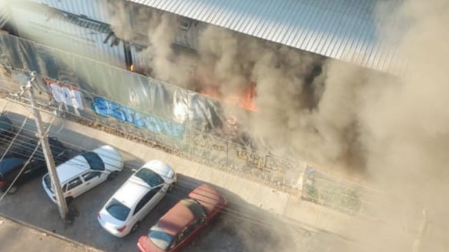 Bomberos combate incendio al interior de construcción en Estación Central