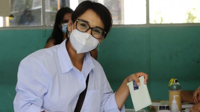 Tras su semana catastrófica, Karina Oliva fue a votar prácticamente en silencio