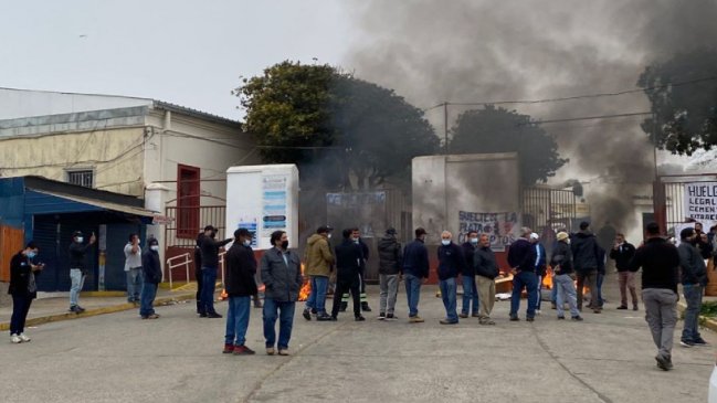 Trabajadores de los cementerios municipales de Valparaíso paralizan funciones: Piden mayor reajuste