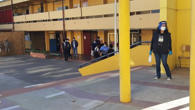 Carabineros de Curicó separó a funcionario acusado de grabar a mujer en local de votación