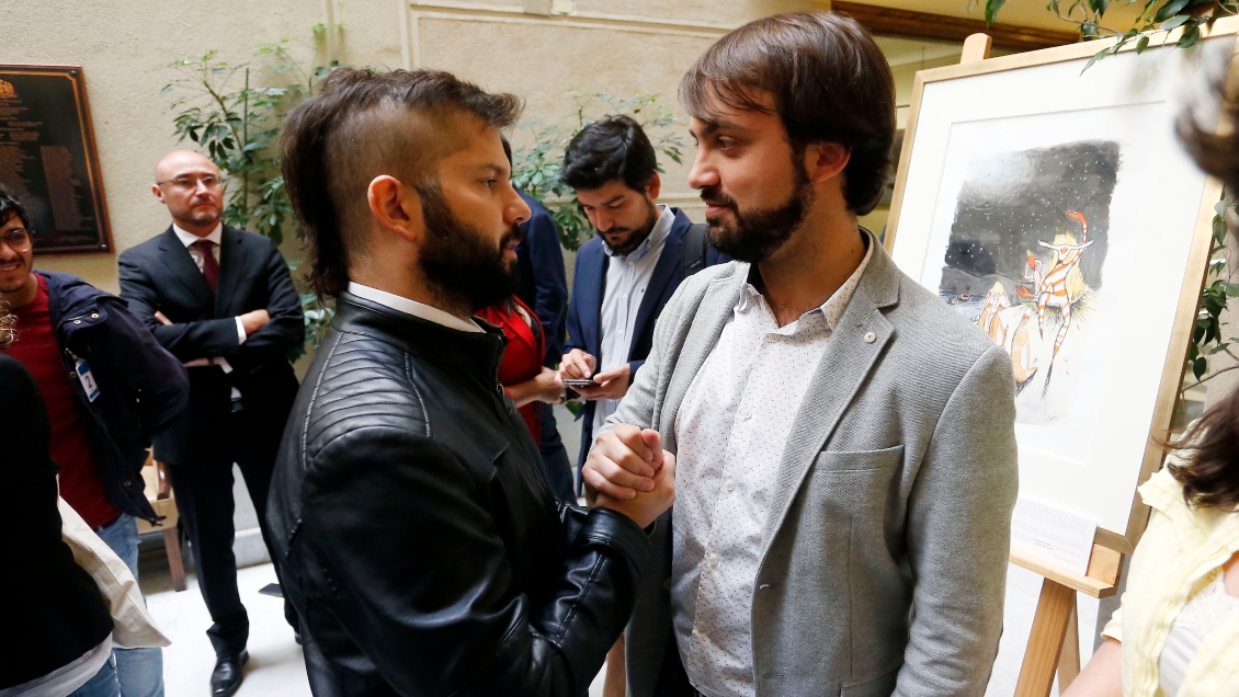 Alcaldes, concejales y constituyentes declararon que buscarán sumar 500.000 votos para Gabriel Boric