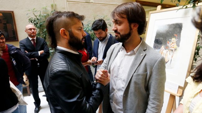 Alcaldes, concejales y constituyentes declararon que buscarán sumar 500.000 votos para Gabriel Boric