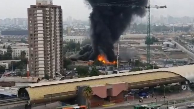 Gran incendio consumió fábrica textil y bodega en San Joaquín