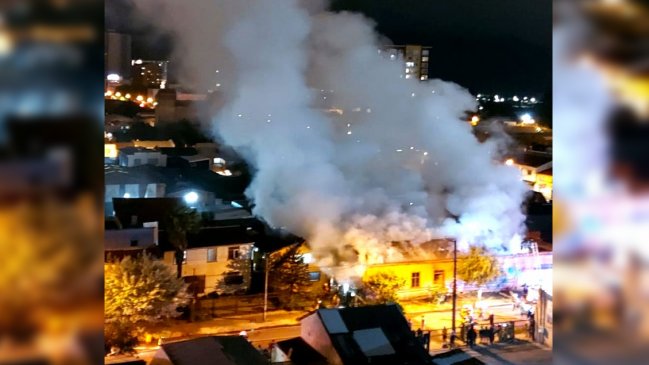 Violento incendio afectó a dos casas en Temuco