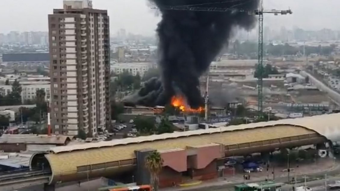 Gran incendio consumió fábrica textil y bodega en San Joaquín