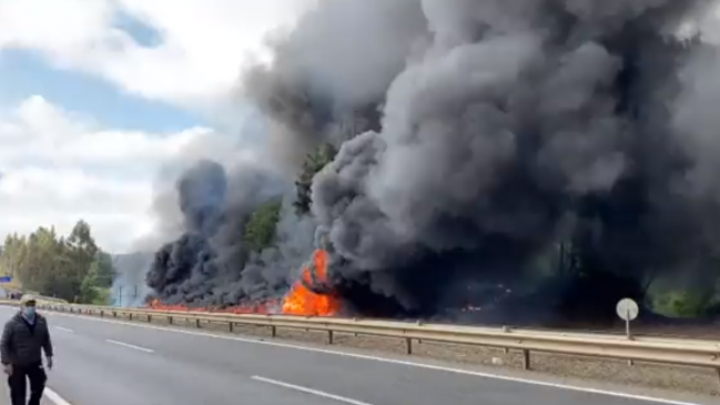 Camión de combustible se quemó por completo tras volcar en Ercilla