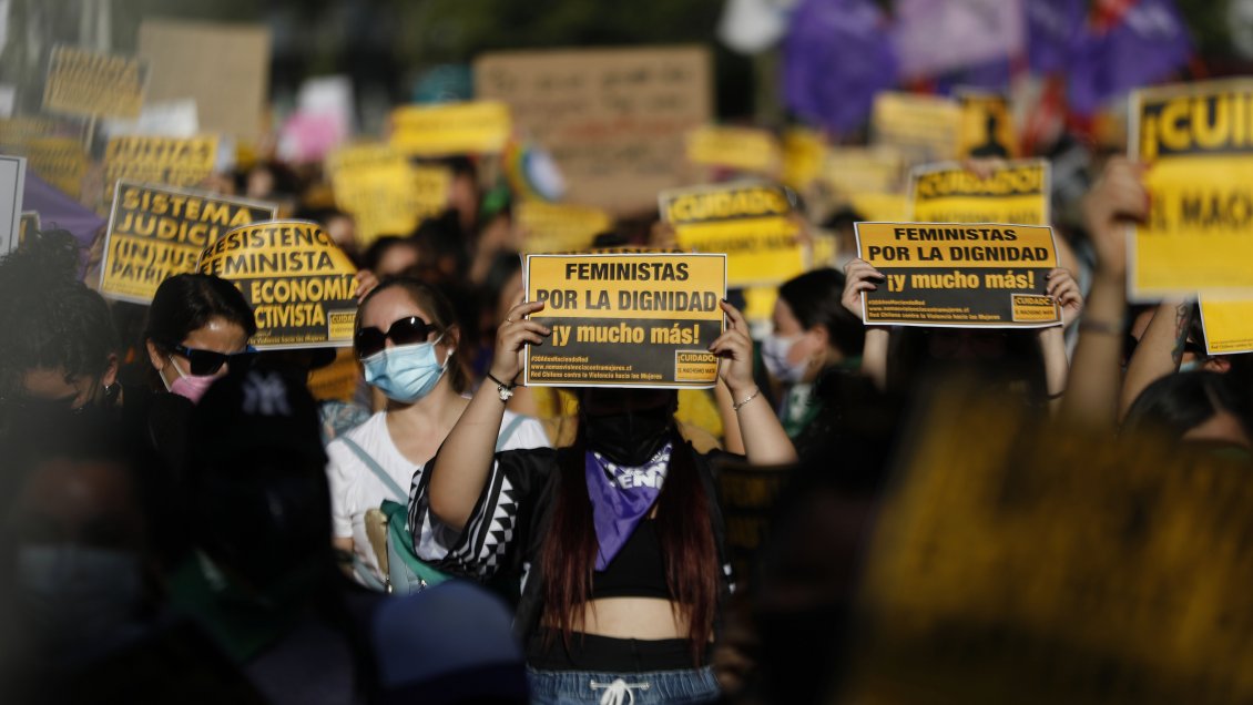 Mujeres marcharon en el centro de Santiago contra la violencia de género