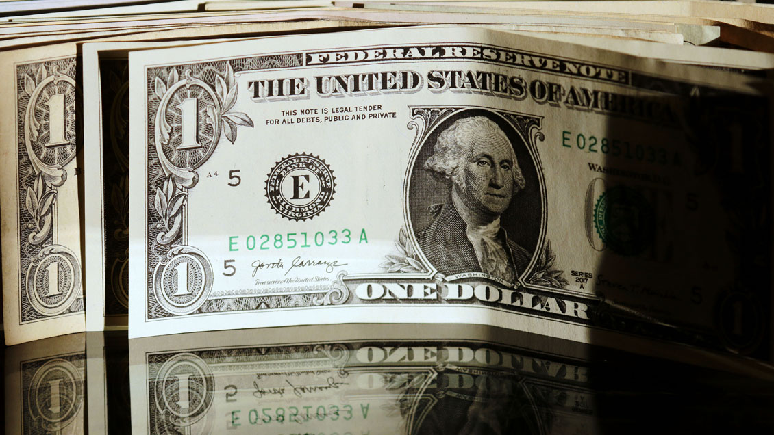 El dólar se empina y el cobre cae fuerte en pleno pánico internacional por la nueva variante Covid