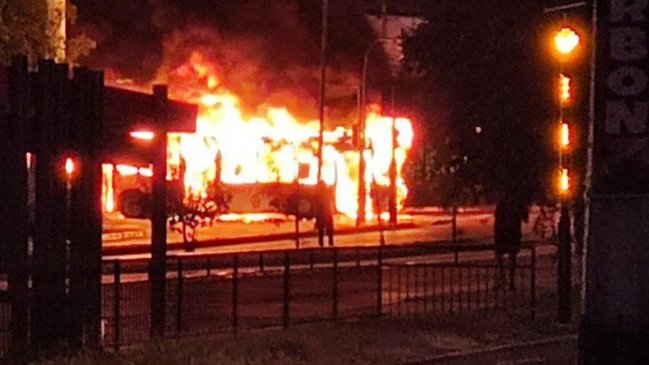 Dos buses del Transantiago fueron quemados tras protesta en Peñalolén