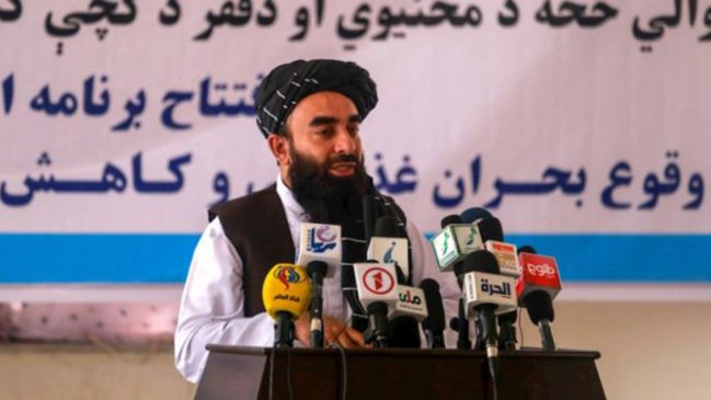 Afganistán: Primer ministro talibán asegura que las mujeres podrán trabajar y estudiar