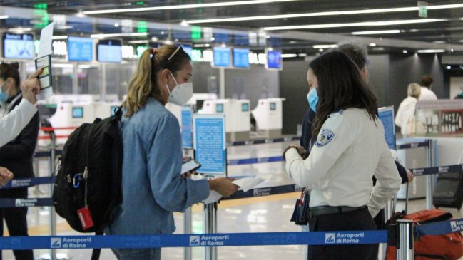 Ómicron vuelve a restringir la actividad social, mientras aumentan los casos