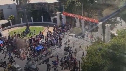  Viña del Mar: Cientos de personas derribaron las barreras de seguridad para ingresar al 