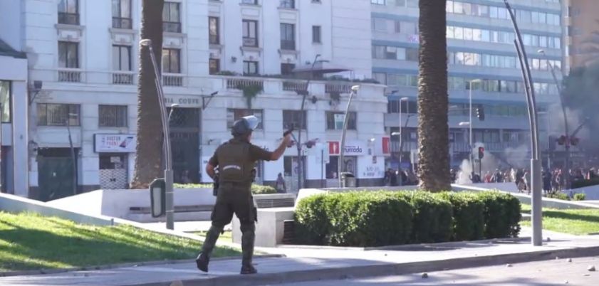 Dos carabineros quedaron en prisión preventiva: Fueron formalizados por disparar a manifestantes del estallido