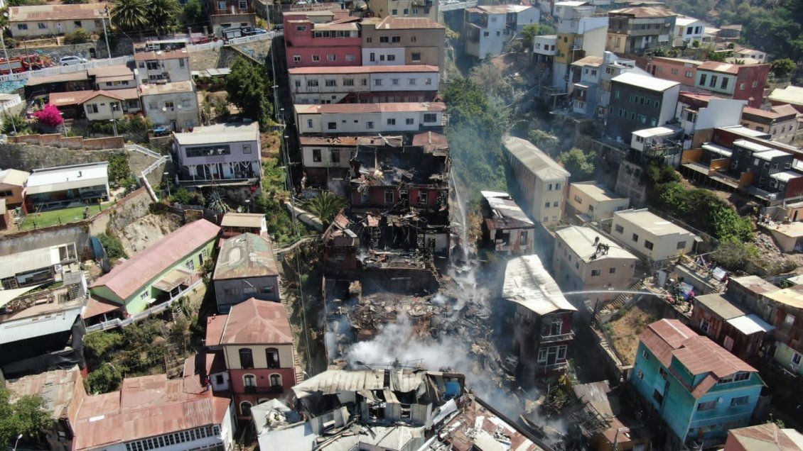 Equipos buscan a mujer desaparecida tras el incendio del cerro Monjas de Valparaíso