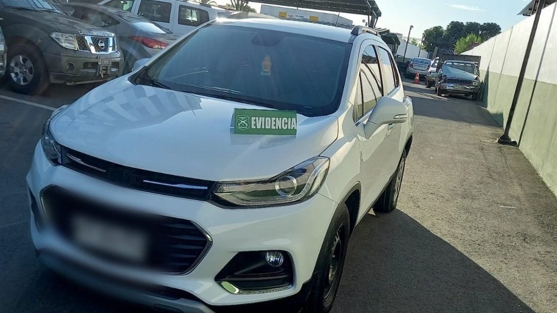 En Chillán Viejo detienen a mujer imputada por circular en auto robado en Santiago