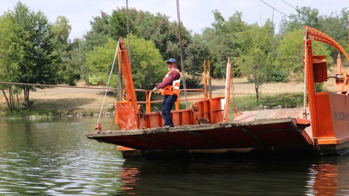 Vecinos unidos por una balsa: Servicio vuelve a operar todos los días entre Bulnes y Quillón