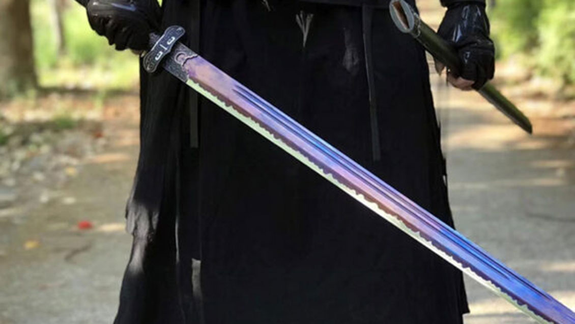Un ladrón vestido de ninja hirió a dos policías con una katana en Francia