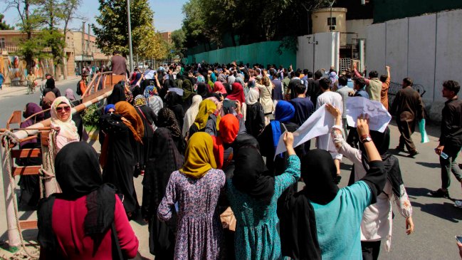Decreto talibán sobre derechos de la mujer no menciona la educación o el trabajo