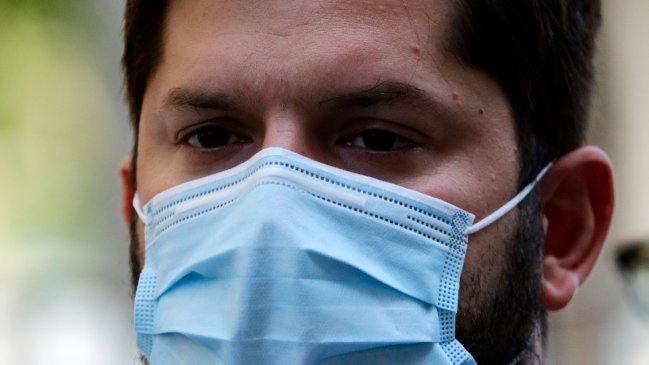 ¿Arma de doble filo? Cuestionan decisión de Boric de asistir al 