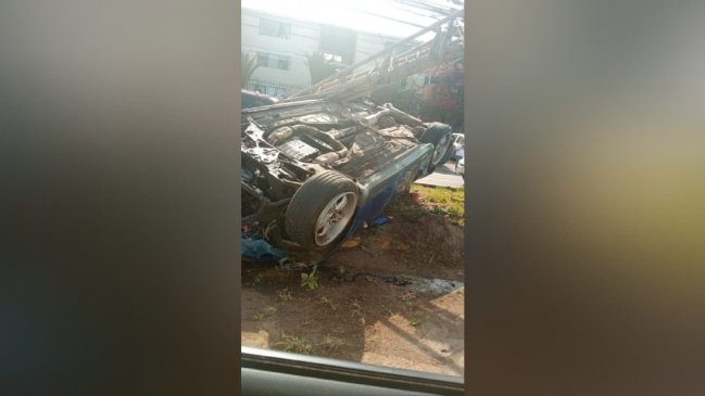 Vehículo derribó poste del tendido eléctrico: Corte de luz se extiende al Aeropuerto de Iquique