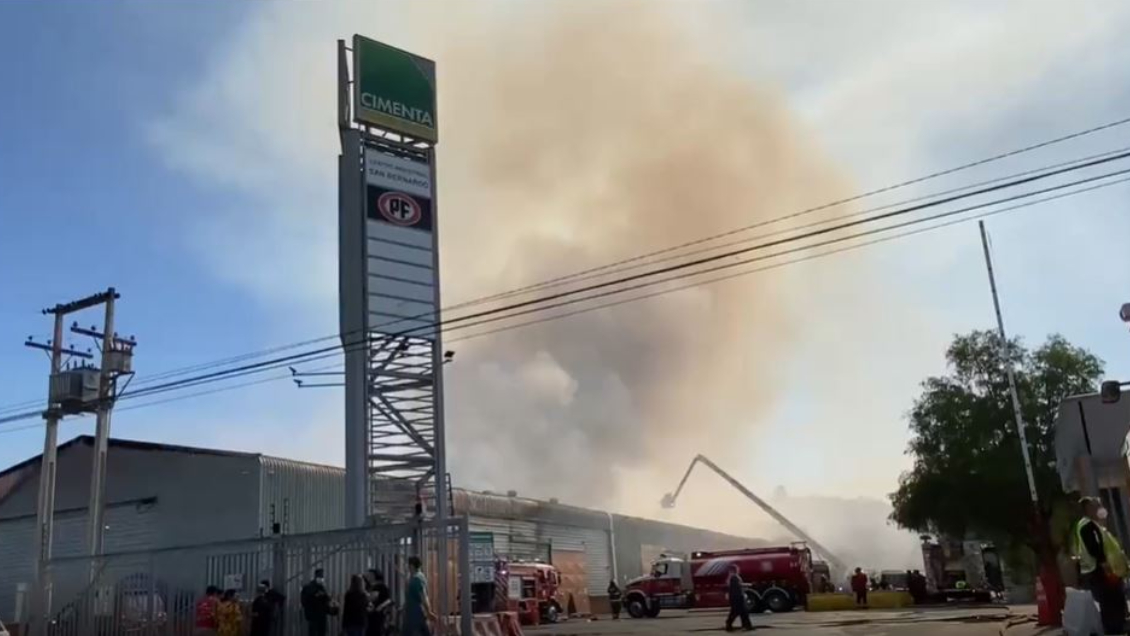 Incendio afectó a bodegas en San Bernardo: Carabineros investiga presunta intencionalidad