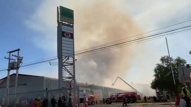 Incendio afectó a bodegas en San Bernardo: Carabineros investiga presunta intencionalidad