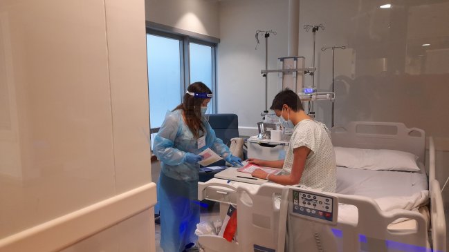 Joven que espera un trasplante rinde la Prueba de Transición desde el Hospital Fricke de Viña