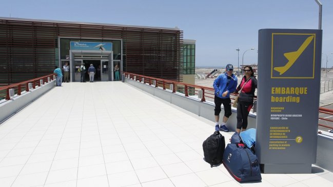 Botella en un ducto provocó derrame de aguas servidas en el Aeropuerto de Iquique