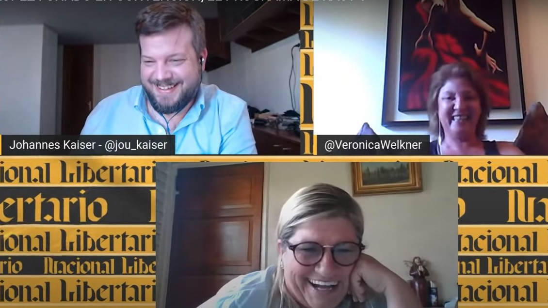 Tras desaparecer dos semanas, Johannes Kaiser volvió con insulto grotesco a Emilia Schneider