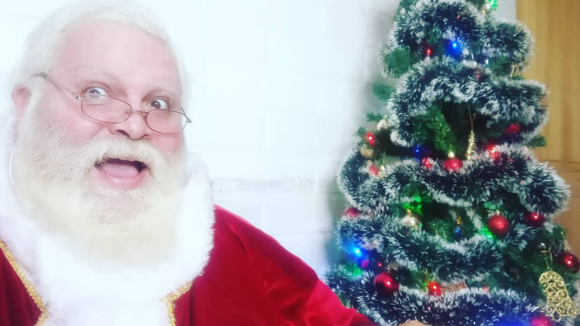 Viejito pascuero fue echado de un mall en Chicureo: Clientes se aglomeraron para pedirle fotos