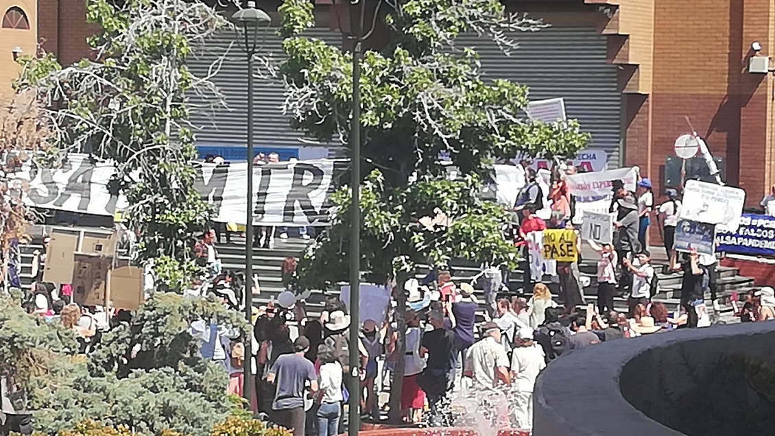 Grupo antivacunas entró con gritos a protestar a Canal 13