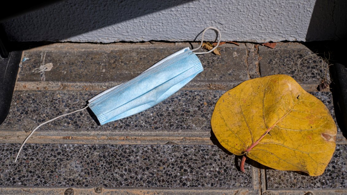 Las mascarillas desechadas podrían crear un desastre medioambiental
