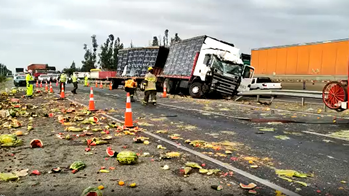 Tres heridos, uno de ellos grave, por colisión de camiones en Longaví