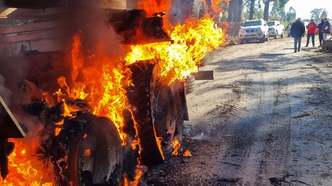 Nuevo ataque incendiario dejó 15 máquinas quemadas y tres trabajadores lesionados en Lebu