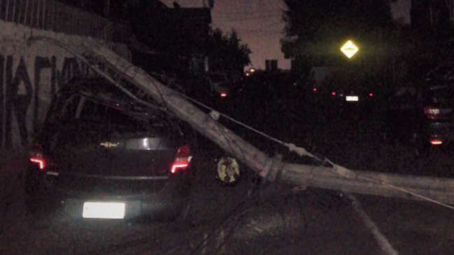 Camión derribó siete postes de la energía eléctrica en Pudahuel: Cerca de 100 vecinos sin servicio