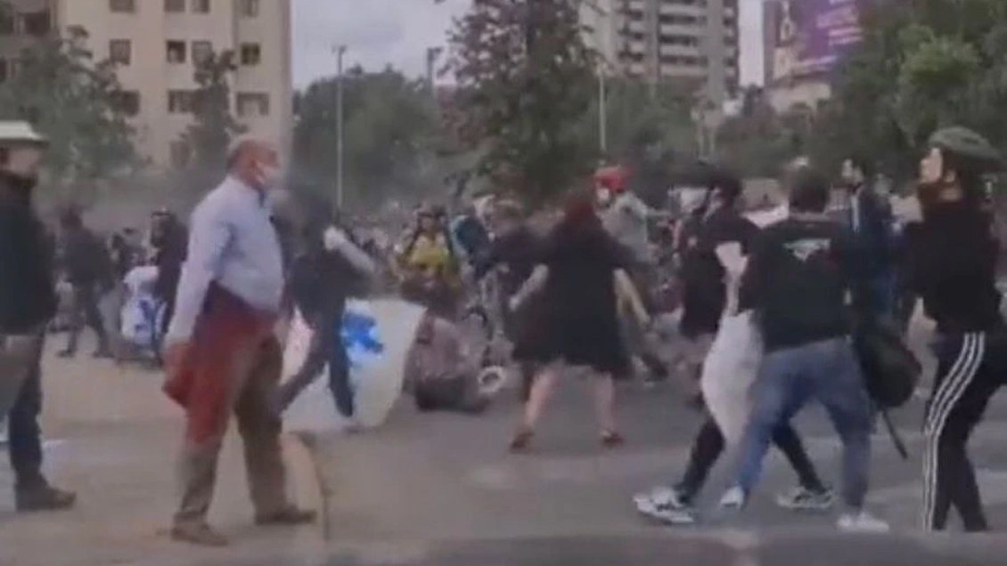 A una semana del balotaje: Choque entre partidarios de Kast y Boric terminó con dos heridos en Plaza Italia