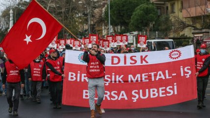  Sindicatos de trabajadores se manifiestan contra el gobierno en Estambul  