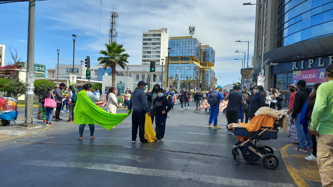 Comerciantes ambulantes protestan y bloquean calles en el centro de Iquique