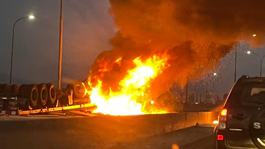 Volcamiento de camión genera gran congestión en General Velásquez