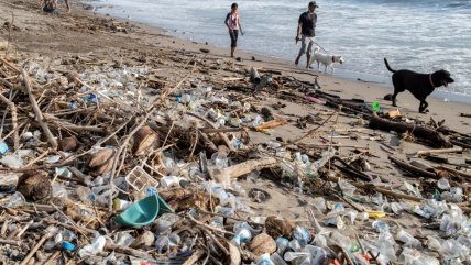  Playas de Bali quedaron llenas de desechos plásticos tras el fuerte oleaje  