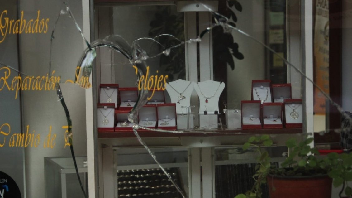 Delincuentes estrenan método de alunizaje en Chillán: Robaron tres joyerías al interior de galería