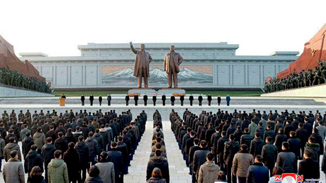 Kim Jong-un participa en un homenaje multitudinario en honor de su padre