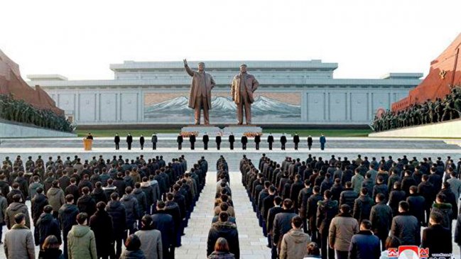 Kim Jong-un participa en un homenaje multitudinario en honor de su padre